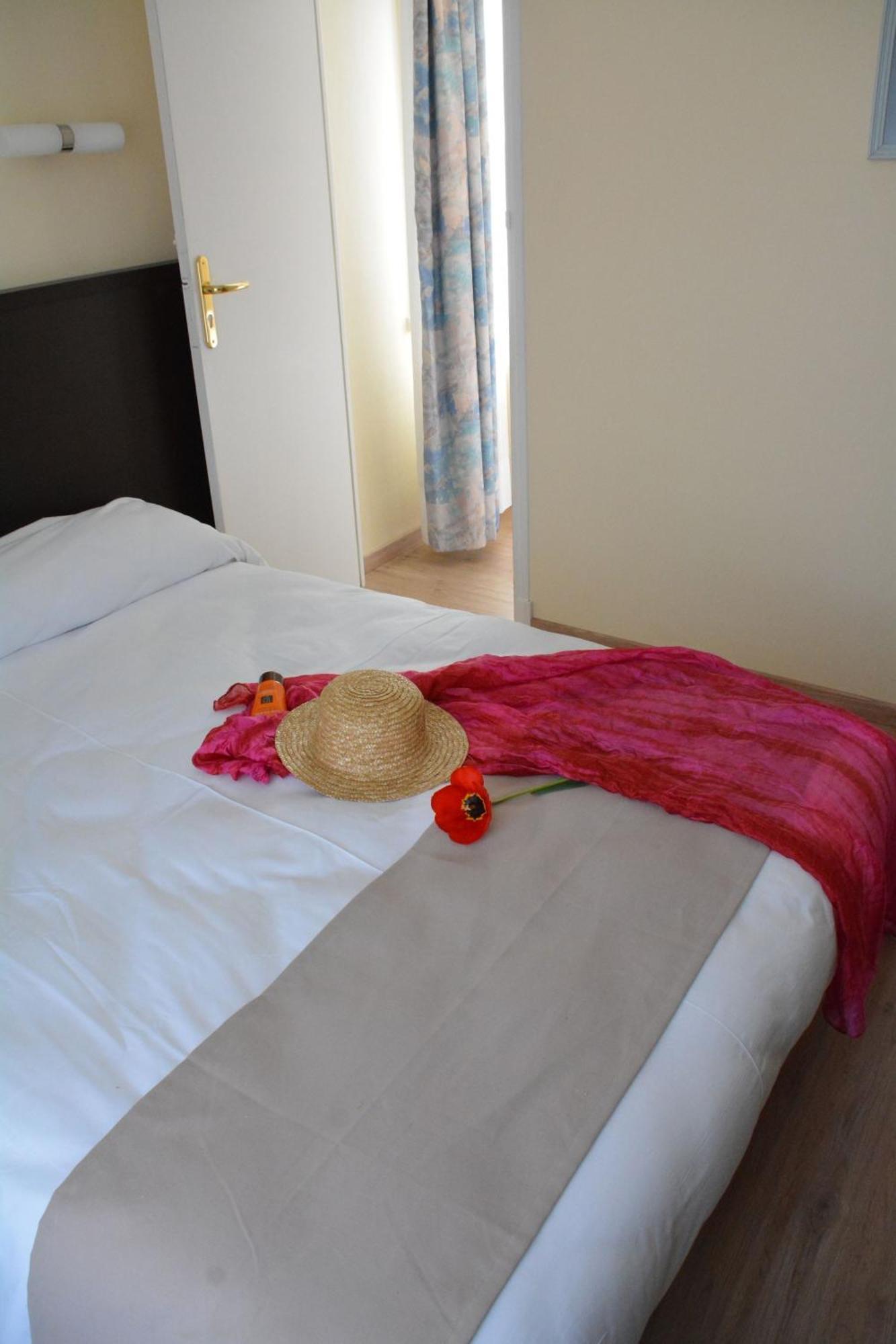 Logis Hotel Restaurant De France Saint-Geniez-d'Olt Phòng bức ảnh